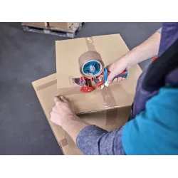 Application du dévidoir Tesapack 6400 Comfort sur carton