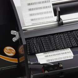 Gros plan sur la distribution d’étiquettes codes-barres courtes avec le dévidoir LD6025