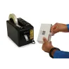 Application du dévidoir automatique ZCM1000 pour la fermeture d'une boite carton avec ruban adhésif