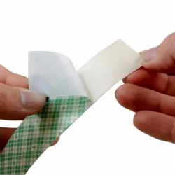 Détail du ruban mousse double face 3M 4032 avec protecteur pelable pour montage industriel