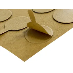 Pastille double face transparente MV608 décollée de son liner kraft, languette de préhension relevée
